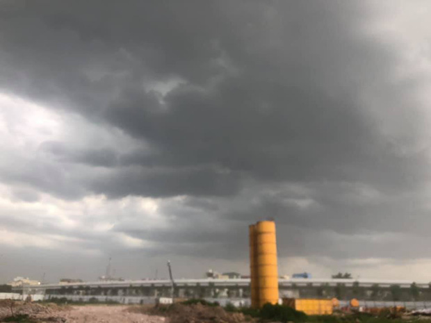 Mây đen giăng kín bầu trời, mưa giông giải nhiệt cho Hà Nội sau đợt nắng nóng kinh hoàng - Ảnh 5.