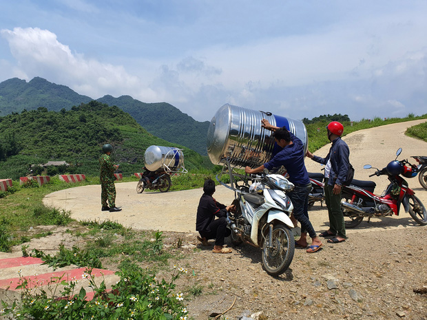 Hình ảnh phụ nữ Hà Giang gánh bồn nước 1.200 lít vượt bao đèo dốc về nhà khiến CĐM trầm trồ xen lẫn thắc mắc - Ảnh 6.