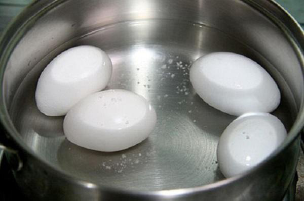 Luộc trứng: Món ăn tưởng thực hiện dễ nhất nhưng nhiều chị em vẫn vấp sai lầm khiến trứng mất dinh dưỡng như chơi - Ảnh 2.