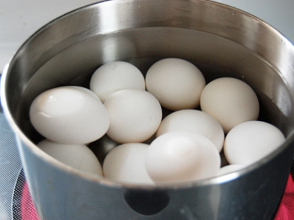 Luộc trứng: Món ăn tưởng thực hiện dễ nhất nhưng nhiều chị em vẫn vấp sai lầm khiến trứng mất dinh dưỡng như chơi - Ảnh 5.