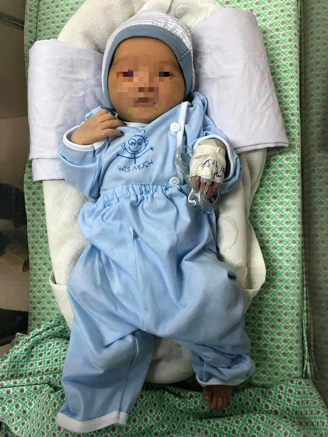 Bị nhiễm trùng máu, bé sơ sinh bị bỏ rơi dưới hố ga ở Hà Nội phải thở máy - Ảnh 2.