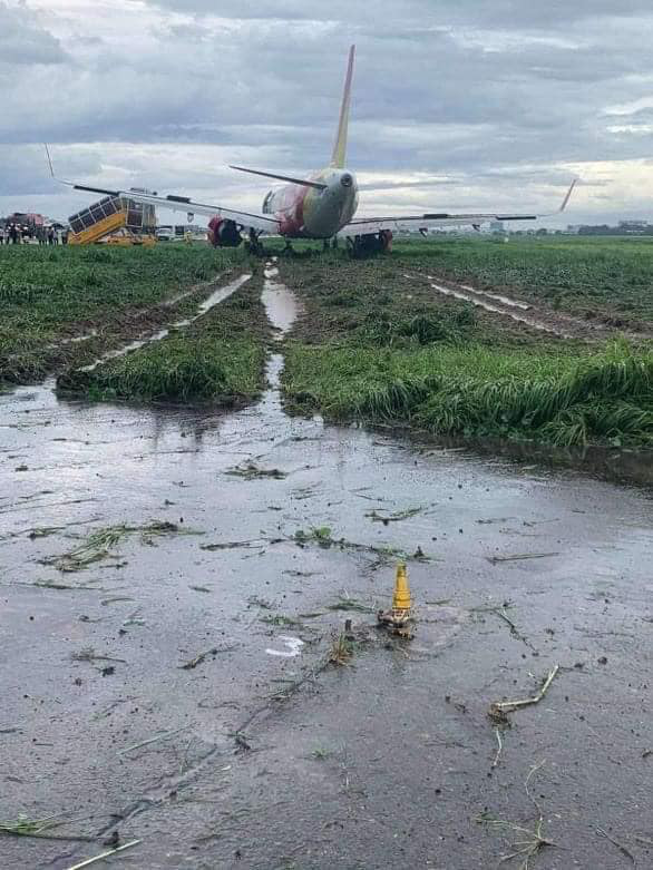 Máy bay Vietjet lao ra khỏi đường băng Tân Sơn Nhất - Ảnh 3.