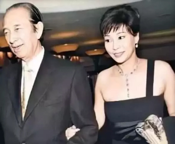 Người vợ ba kín tiếng nhưng rất cao thủ của ông trùm sòng bạc giàu có nhất Macau vừa qua đời ở tuổi 98 - Ảnh 2.