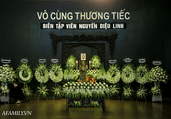Mẹ MC Diệu Linh khóc ngất trong đám tang con gái - Ảnh 1.