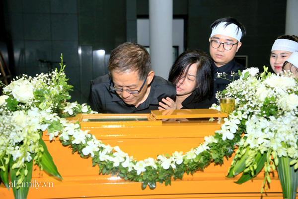Mẹ MC Diệu Linh khóc ngất trong đám tang con gái - Ảnh 5.