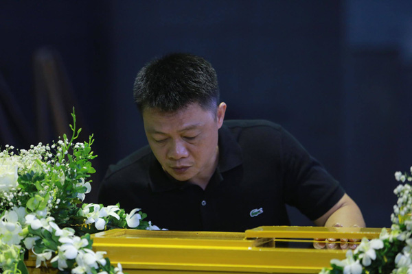 Mẹ MC Diệu Linh khóc ngất trong đám tang con gái - Ảnh 7.