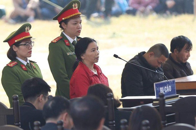 Người phụ nữ chứng kiến chồng và đồng phạm hãm hiếp, sát hại nữ sinh giao gà gây náo loạn phiên tòa phúc thẩm - Ảnh 3.