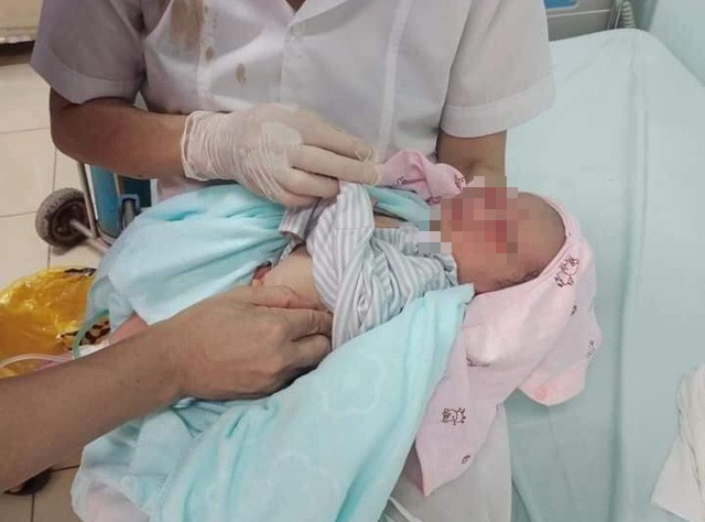 Diễn biến trở nặng, bé sơ sinh bị bỏ rơi dưới hố ga ở Hà Nội vẫn chưa có người thân nào đến hỏi thăm - Ảnh 2.