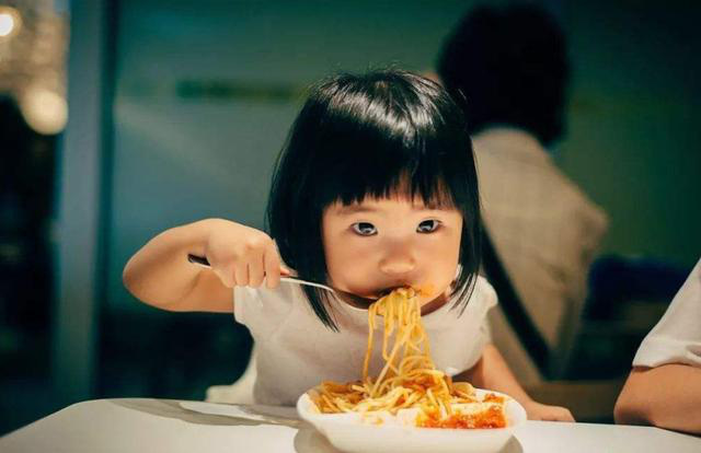 Bé gái 8 tuổi đã xuất hiện kinh nguyệt, dậy thì sớm: Nghe người mẹ tiết lộ món ăn ở nhà, bác sĩ đã khẳng định nguyên nhân - Ảnh 3. Bé gái 8 tuổi đã xuất hiện kinh nguyệt, dậy thì sớm: Nghe người mẹ tiết lộ món ăn ở nhà, bác sĩ đã khẳng định nguyên nhân - Ảnh 3.