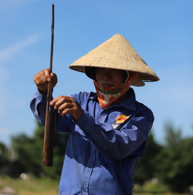 Diêm dân Hà Tĩnh vật lộn với nghề càng nắng nóng càng có thêm thu nhập - Ảnh 10.