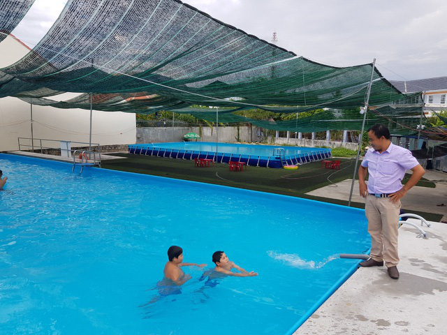  Thầy giáo đầu tư hồ bơi cho học sinh vùng ven học bơi dịp hè  - Ảnh 1.