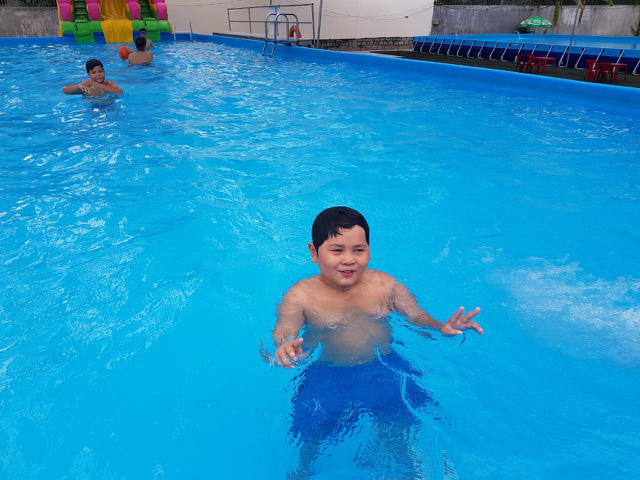  Thầy giáo đầu tư hồ bơi cho học sinh vùng ven học bơi dịp hè  - Ảnh 2.
