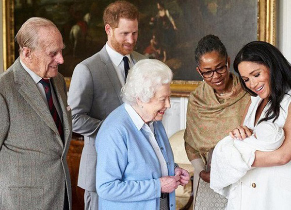 Lộ kế hoạch đến Mỹ giải cứu cháu trai Archie khỏi vợ chồng Harry - Meghan Marlke của Thái tử Charles? - Ảnh 2.