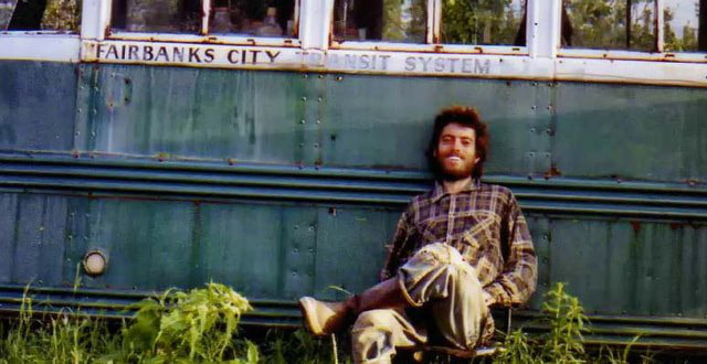 Bức ảnh chàng trai gầy gò chỉ còn 30kg ngồi trước xe buýt cũ và hành trình hoang dã dẫn đến cái chết thảm gây tranh cãi hàng chục năm - Ảnh 1.