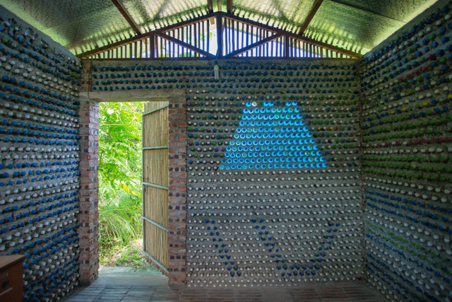 Tận mắt ngôi nhà được làm từ 9.000 vỏ chai nhựa độc nhất ở Hà Nội - Ảnh 2.