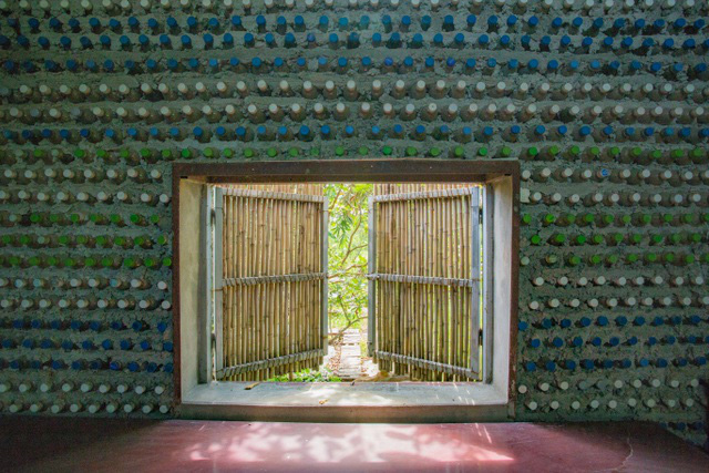 Tận mắt ngôi nhà được làm từ 9.000 vỏ chai nhựa độc nhất ở Hà Nội - Ảnh 3.