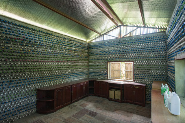 Tận mắt ngôi nhà được làm từ 9.000 vỏ chai nhựa độc nhất ở Hà Nội - Ảnh 4.