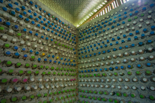 Tận mắt ngôi nhà được làm từ 9.000 vỏ chai nhựa độc nhất ở Hà Nội - Ảnh 5.