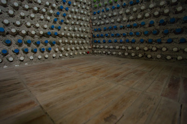 Tận mắt ngôi nhà được làm từ 9.000 vỏ chai nhựa độc nhất ở Hà Nội - Ảnh 6.