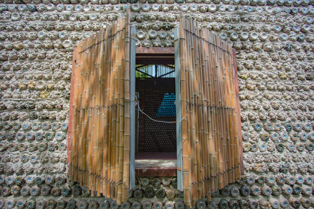 Tận mắt ngôi nhà được làm từ 9.000 vỏ chai nhựa độc nhất ở Hà Nội - Ảnh 7.