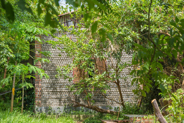 Tận mắt ngôi nhà được làm từ 9.000 vỏ chai nhựa độc nhất ở Hà Nội - Ảnh 9.