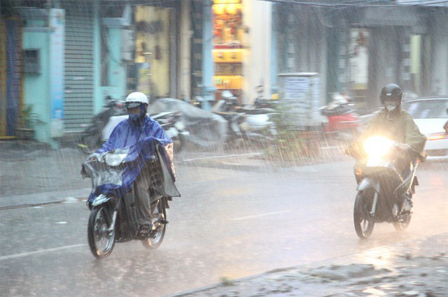 Chiều tối nay Hà Nội mưa giông, đề phòng mưa đá và gió giật mạnh - Ảnh 1.