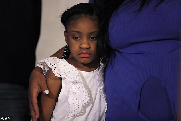 Con gái của người đàn ông da màu bị cảnh sát ghì chết xuất hiện bên mẹ khiến ai cũng xót xa - Ảnh 3.