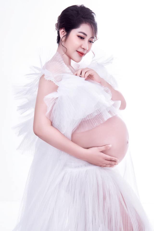 Hồ Ngọc Hà - Kim Lý và gia đình sao Việt nào hạnh phúc khi mang song thai năm 2020? - Ảnh 6.