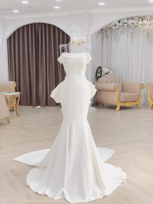 Điểm 10 hoàn mỹ dành cho bộ váy cưới của vợ Công Phượng: Thiết kế trễ vai nhẹ nhàng, nhưng bất ngờ nhất là giá thuê 35 triệu - Ảnh 6.