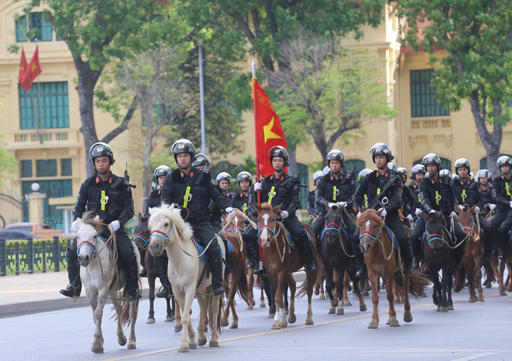 Đoàn kỵ binh Cảnh sát cơ động diễu hành trước quảng trường Ba Đình