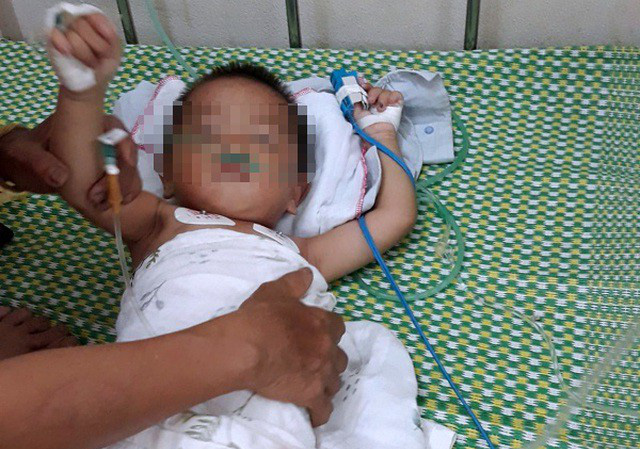Diễn biến sức khoẻ của bé trai 19 tháng bị bỏ quên trên xe ô tô giữa trưa nắng ở Vĩnh Phúc - Ảnh 2.