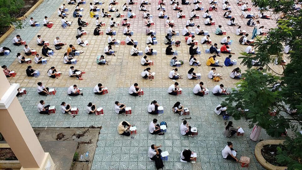 Choáng trước cảnh hàng trăm học sinh một trường cấp 3 ở TP.HCM ngồi bệt dưới đất làm bài kiểm tra - Ảnh 1.
