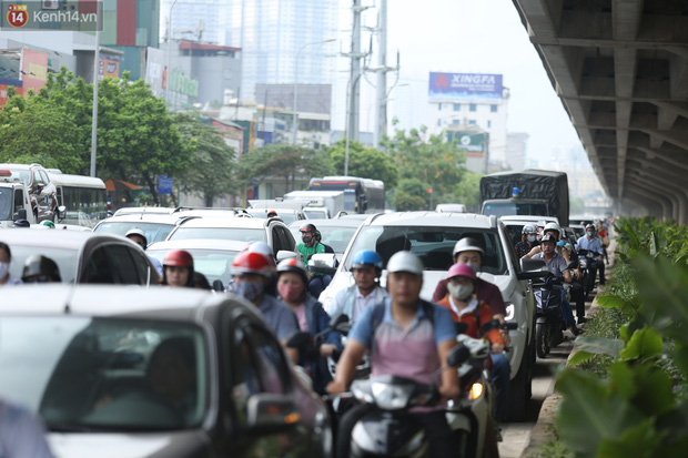 Dòng người thản nhiên nối đuôi nhau đi ngược chiều hàng cây số ở Hà Nội - Ảnh 2.