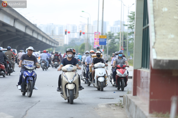 Dòng người thản nhiên nối đuôi nhau đi ngược chiều hàng cây số ở Hà Nội - Ảnh 23.