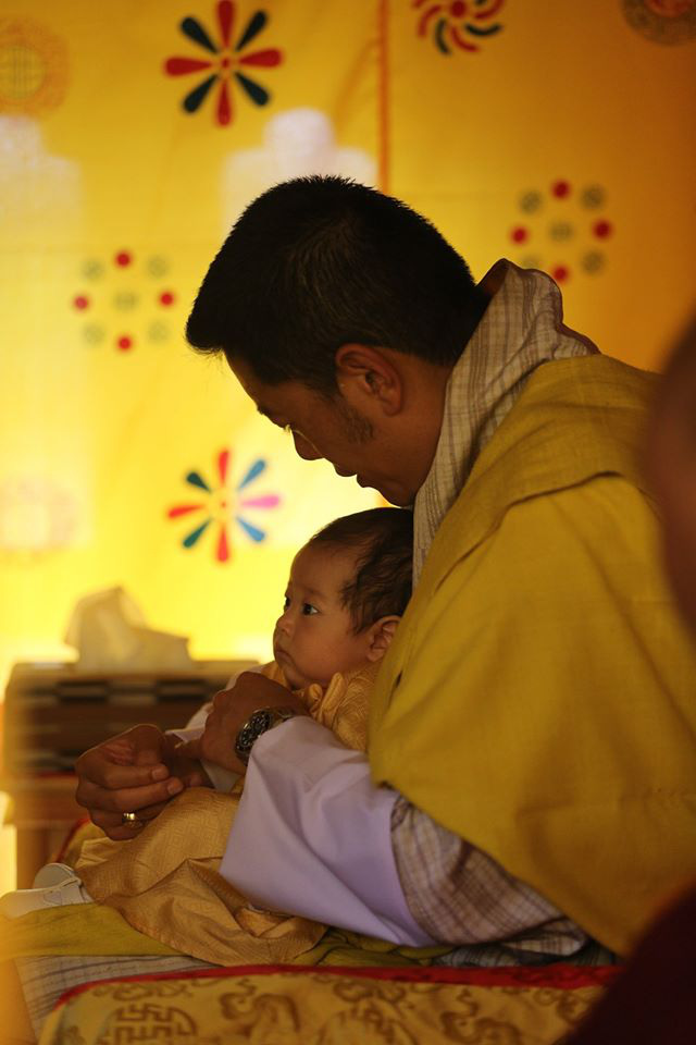 Vợ chồng Hoàng hậu vạn người mê Bhutan chính thức công bố tên con trai thứ 2 và loạt ảnh hiện tại của đứa trẻ khiến dân mạng xuýt xoa - Ảnh 5.