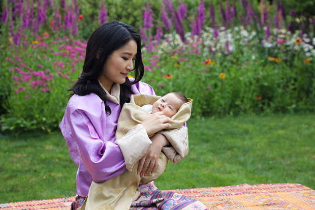 Vợ chồng Hoàng hậu vạn người mê Bhutan chính thức công bố tên con trai thứ 2 và loạt ảnh hiện tại của đứa trẻ khiến dân mạng xuýt xoa - Ảnh 6.