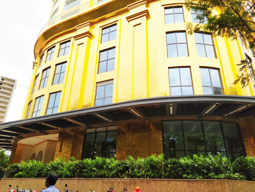 Hà Nội: Tòa nhà dát vàng 24k đẹp lung linh nhưng người dân không dám...ngắm - Ảnh 4. Hà Nội: Tòa nhà dát vàng 24k đẹp lung linh nhưng người dân không dám...ngắm - Ảnh 4.