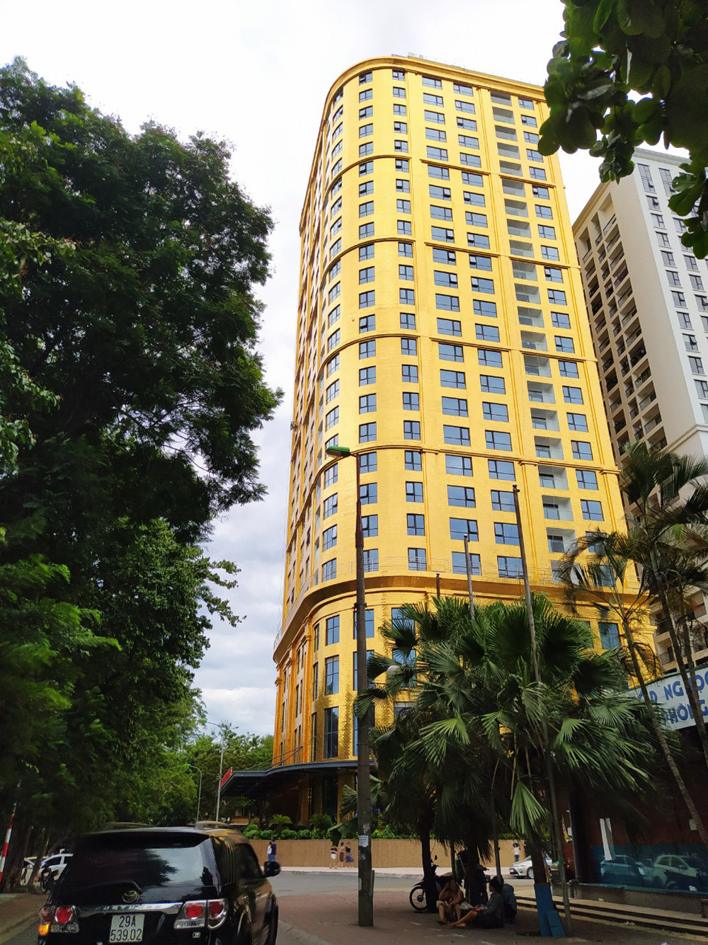 Hà Nội: Tòa nhà dát vàng 24k đẹp lung linh nhưng người dân không dám...ngắm - Ảnh 9. Hà Nội: Tòa nhà dát vàng 24k đẹp lung linh nhưng người dân không dám...ngắm - Ảnh 9.