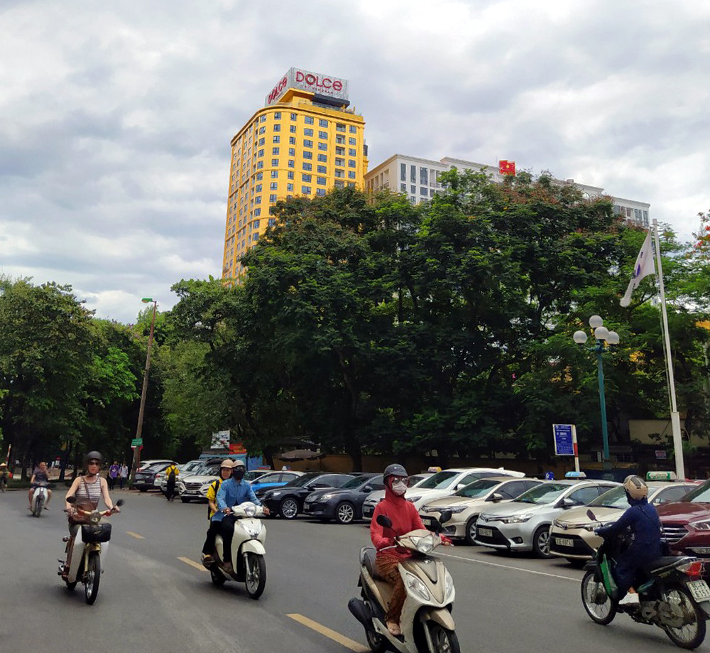 Hà Nội: Tòa nhà dát vàng 24k đẹp lung linh nhưng người dân không dám...ngắm - Ảnh 2. Hà Nội: Tòa nhà dát vàng 24k đẹp lung linh nhưng người dân không dám...ngắm - Ảnh 2.