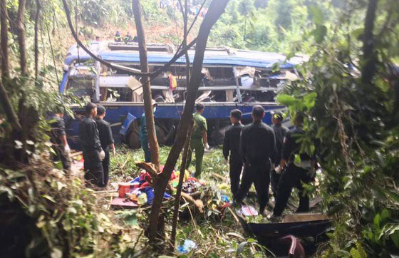 Hiện trường vụ xe khách rơi xuống vực làm 5 người tử vong - Ảnh 2.