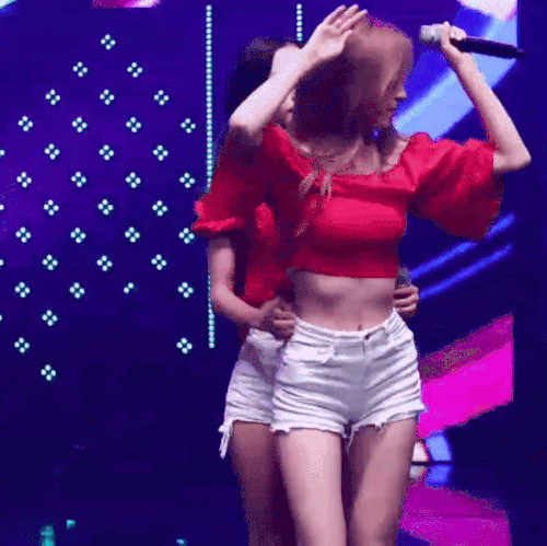 Nữ ca sĩ bị tấn công ngay trên sân khấu và sự đáng sợ của showbiz Hàn - Ảnh 1.