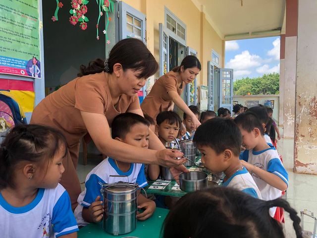  Cả năm giữ chân học trò vùng biên nhờ bữa cơm có thịt, cá  - Ảnh 2.