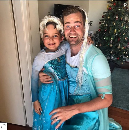 Hài hước bố hóa thân thành công chúa Elsa cùng con trai - Ảnh 1.