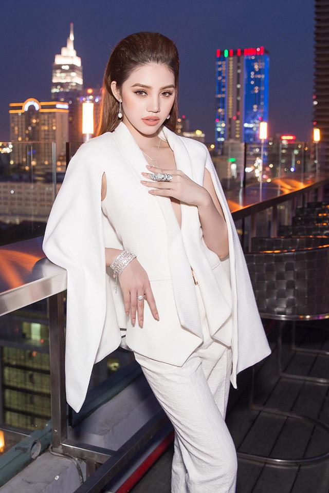 Bộ sưu tập đồ hiệu khủng của hoa hậu richkid Jolie Nguyễn, món đắt nhất là 300 triệu đồng khiến fan mắt tròn mắt dẹt - Ảnh 11.