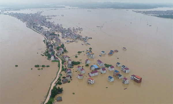 Lũ lụt tang thương ở Trung Quốc: 141 gười chết, di sản cầu cổ 800 năm tuổi bị phá hủy - Ảnh 1.