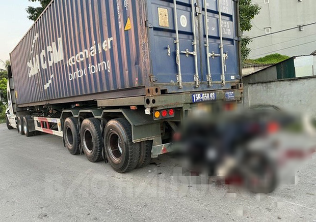 Nam thanh niên tông vào sau xe container, tử vong ngay trên yên xe máy - Ảnh 1.