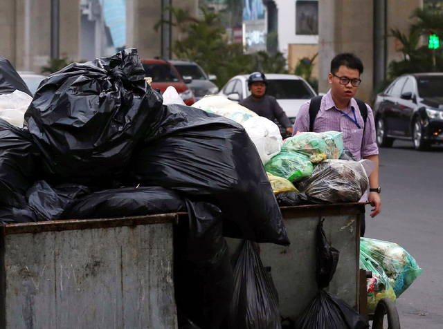 Người dân lại chặn xe tải vào khu xử lý rác thải Nam Sơn - Ảnh 2.
