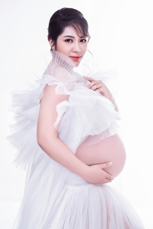 Hoa hậu Đại dương Đặng Thu Thảo khoe bụng bầu song sinh - Ảnh 2.