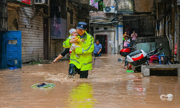 Trẻ em được giải cứu, riêng chó mèo lợn gà động vật hoang dã tự chạy trốn trong mưa lũ ở Trung Quốc - Ảnh 1.