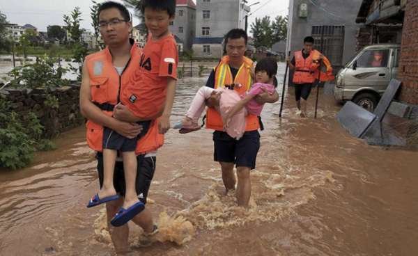 Trẻ em được giải cứu, riêng chó mèo lợn gà động vật hoang dã tự chạy trốn trong mưa lũ ở Trung Quốc - Ảnh 3.